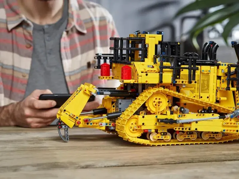 42131 App-Controlled Cat D11 Bulldozer