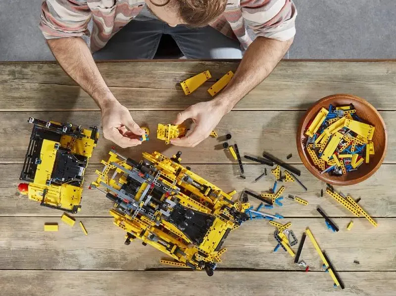 42131 App-Controlled Cat D11 Bulldozer