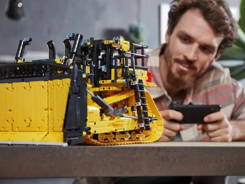 42131 App-Controlled Cat D11 Bulldozer