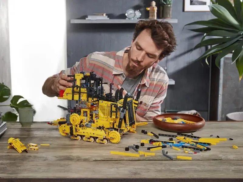 42131 App-Controlled Cat D11 Bulldozer