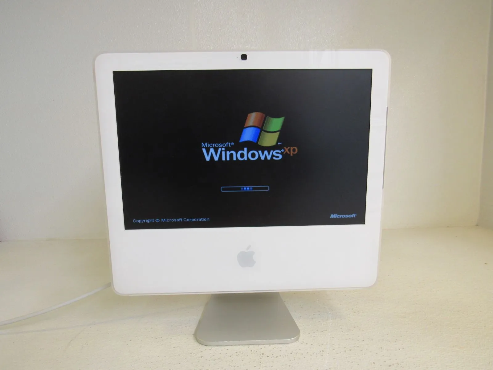 Apple iMac 17 in All In One Computer Bare Unit U White/Gray 1GB RAM A1195 -- Used